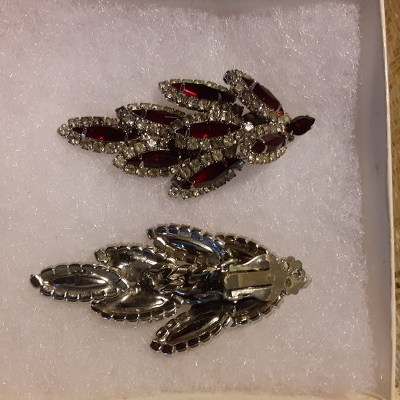 Stunning Vintage Clip on Earrings - Picture 2 of 2